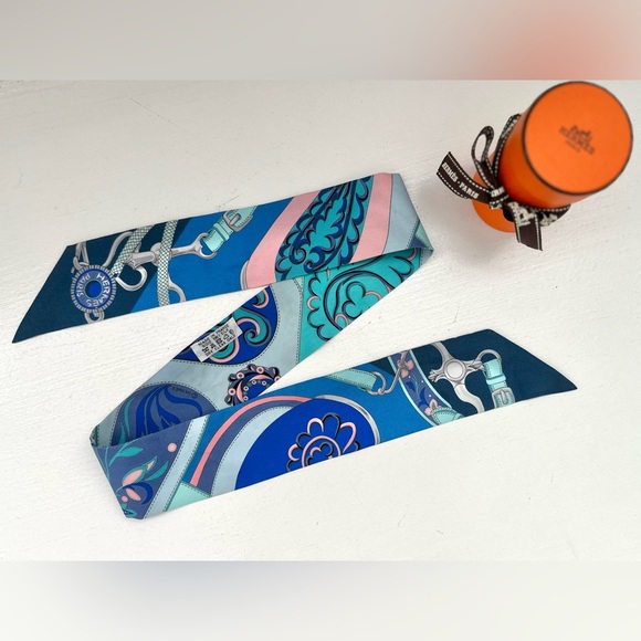 ❤️SOLD❤️ Auth HERMES Blue Abstract Twilly Silk Ribbon 34” x 2” - Picture 15 of 16